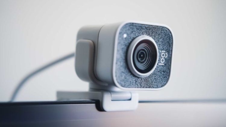 Rút dây và cắm lại Webcam